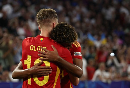 לאמין ימאל מחבק את דני אולמו ביורו 2024 (צילום: Getty images)