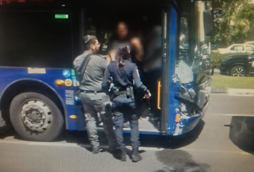 האוטובוס הגנוב בפתח תקווה (צילום: דוברות המשטרה)