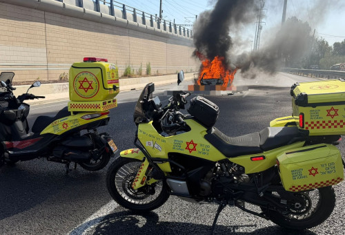 רכב התפוצץ באיילון (צילום: תיעוד מבצעי מד"א)