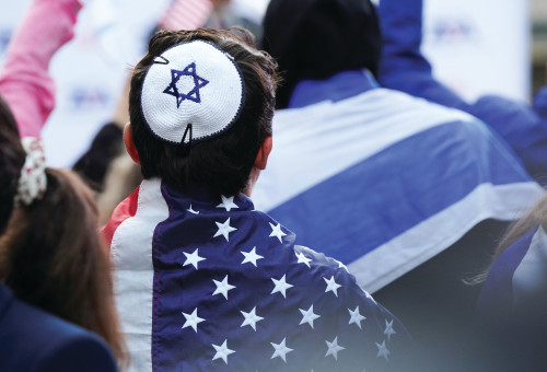 יהודי בניו יורק עטוף בדגל ארה''ב, 13.5.24 (צילום: ארכיון)