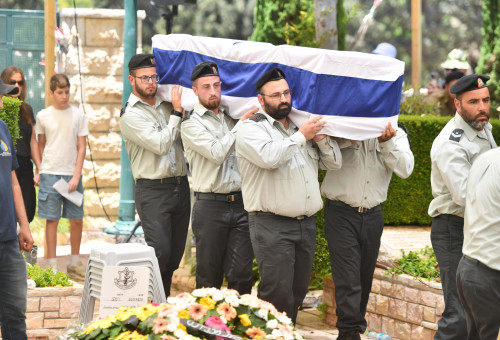הלוויית סרן איתן שמואל למברג ז"ל (צילום: אבשלום ששוני)