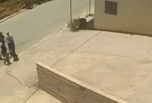עימותים אלימים בין מתנחלים ופלסטינים בחווארה, חייל סייע למתנחלים (צילום: צילום מסך)