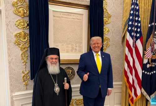 דונלד טראמפ עם הפטריארך היווני-אורתודוקסי של ירושלים (צילום: הבית הלבן)