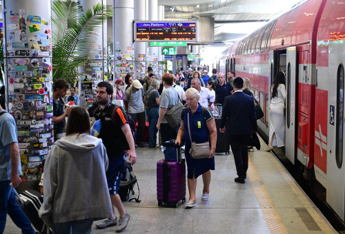 נוסעים בתחנת הרכבת בנתב"ג (צילום: אבשלום ששוני)
