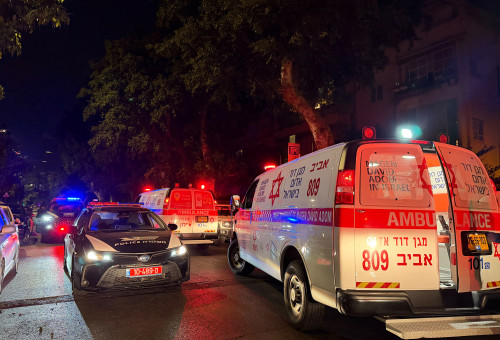 אמבולנס וניידת משטרה בזירת האירוע בתל אביב (צילום: תיעוד מבצעי מד"א)