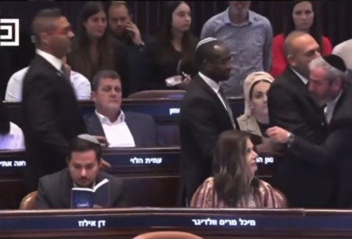 התנפלות על דן אילוז אחרי שהצביע נגד החוק יסוד לימוד התורה (צילום: צילום מסך)