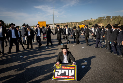 חסימות כבישים בהפגנות חרדים קיצונים נגד הגיוס (צילום: יונתן זינדל פלאש 90)