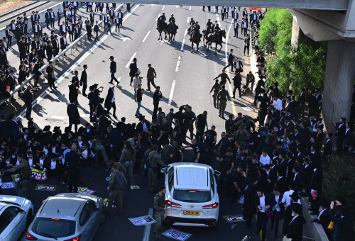 חרדים קיצונים חוסמים כבישים במחאה על הגיוס (צילום: אבשלום ששוני)