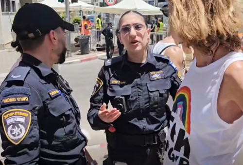 שוטרים מונעים כניסה מאישה שלבשה חולצה נגד בן גביר (צילום: צילום מסך לפי סעיף 27א)