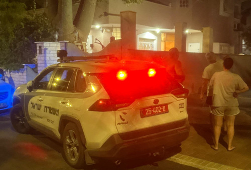 זירת אירוע השלכת רימון לעבר חצר בית פרטי בפתח תקווה (צילום: אלון חכמון)