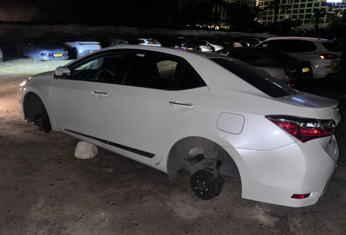 רכב בלי גלגלים בחניית מלון בים המלח (צילום: דוברות המשטרה)