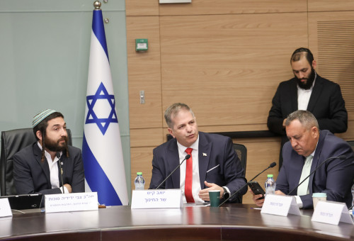 ועדת החינוך. מימין לשמאל: ח"כ סימון דוידסון, שר החינוך יואב קיש ויו"ר הוועדה, ח"כ צבי סוכות (צילום: דוברות הכנסת, דני שם טוב)