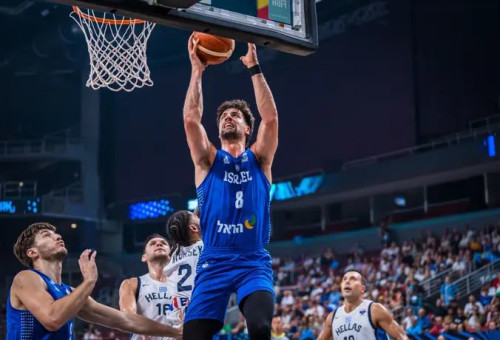 מנסים הכל. אבדיה (צילום: GettyImages, Matteo Marchi/FIBA)