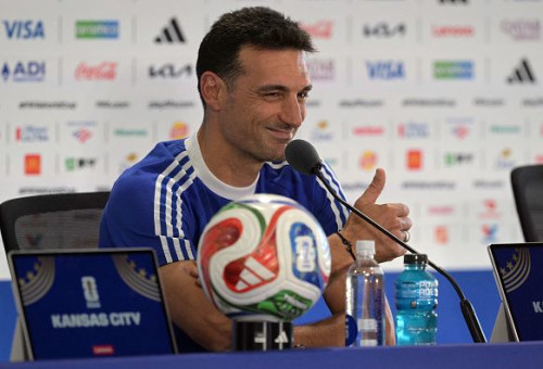 ליונל סקאלוני במסיבת העיתונאים (צילום: GettyImages)