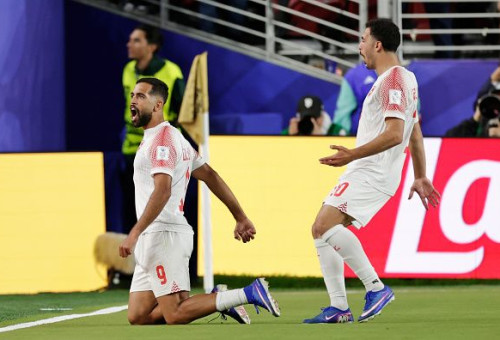 עלי עלוואן חוגג עם שחקני נבחרת ירדן (צילום: GettyImages)