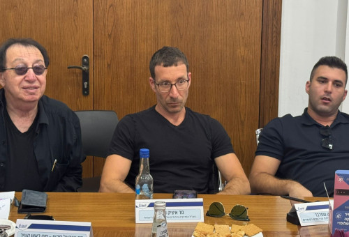 חשיפת צמיד מצוקה חכם SafeMe, המיועד לחולי דמנציה (צילום: יוסי אמבולנס)