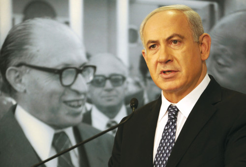 נתניהו נואם על רקע תמונת בגין, 2012 (צילום: קובי גדעון/לע"מ)