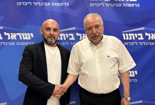ליברמן לצד מיקי פישמן (צילום: דוברות ישראל ביתנו)