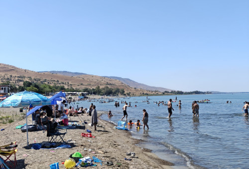 אנשים רוחצים בחופי הכנרת (צילום: איגוד ערים כנרת)