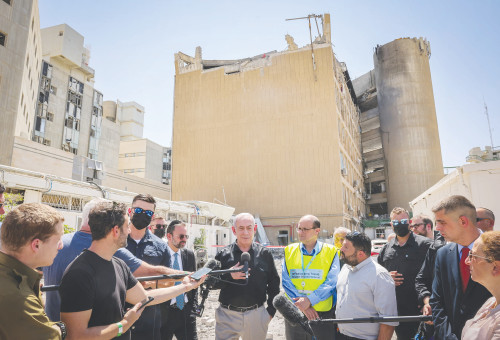 נתניהו בסורוקה לאחר נפילת הטיל האיראני (צילום: מרק ישראל סלם)