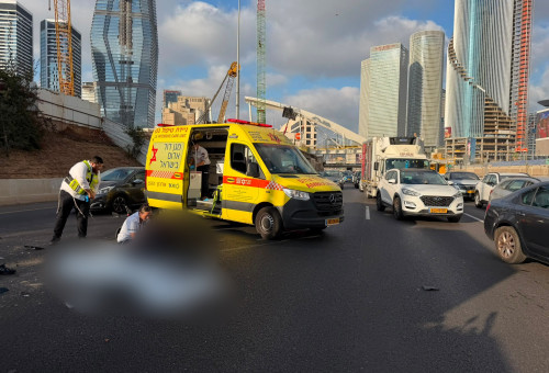תאונת האופנוע סמוך למחלף השלום (צילום: תיעוד מבצעי מד"א)