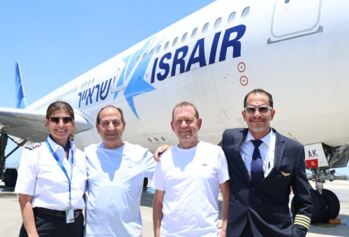 רמי לוי מבעלי ישראייר, אורי סירקיס מנכ"ל החברה והקברניטים ג׳ואל בן פרץ ואמיר ויינגרטן (צילום: סיוון פראג׳)