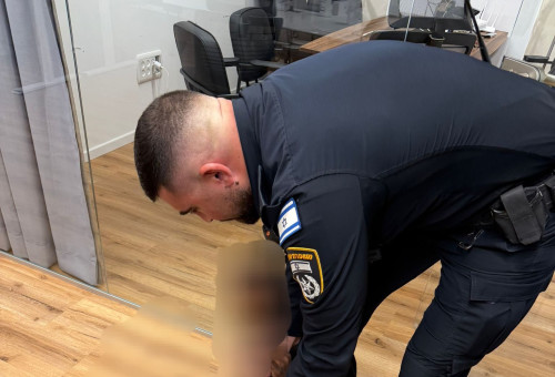 מעצר החשוד הלילה במשרד ברחוב החשמונאים (צילום: דוברות המשטרה)