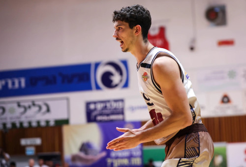 יובל הוכשטטר שחקן עירוני קרית אתא (צילום: מאור אלקסלסי)