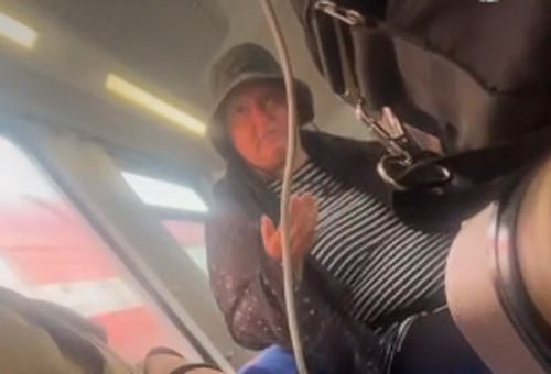 העימות בין האישה לחיילות ברכבת (צילום: צילום מסך מתוך הפייסבוק של מיטל דהן ויצמן)