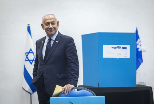 בנימין נתניהו בבחירות לוועד המרכזי של המפלגה (צילום: Chaim Goldberg/Flash90)