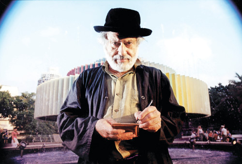 יעקב אגם על רקע המזרקה בכיכר דיזינגוף (צילום: אמיר מאירי)