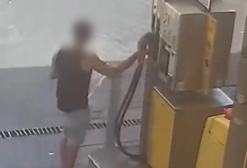 הצתת רכב בפתח תקווה (צילום: דוברות המשטרה)