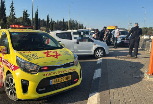 משטרה ואמבולנס בזירה בכביש 70 סמוך ליישוב כאבול, בה נורה למוות גבר בן 67  (צילום: תיעוד מבצעי מד"א)