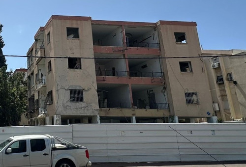 בניין שנפגע מטיל איראני ברחוב הגליל בחיפה (צילום: באדיבות חברת רה ניו)