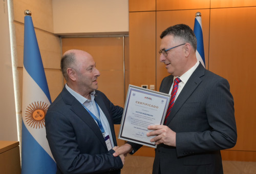 תעודות הוקרה לניצולי הפיגוע בשגרירות ישראל בבואנוס איירס  (צילום: שלומי אמסלם, לע"מ)