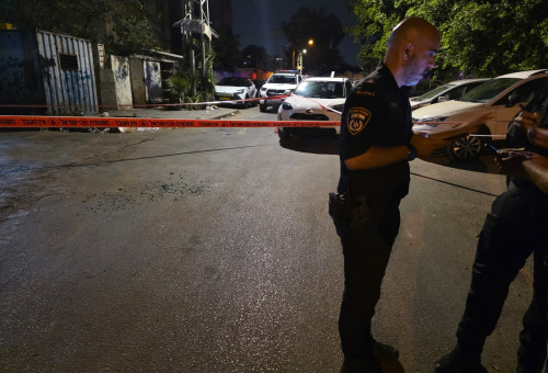 המשטרה בזירת האירוע בו נורתה למוות בת 19 בשכונת ג'ואריש ברמלה (צילום: דוברות המשטרה)
