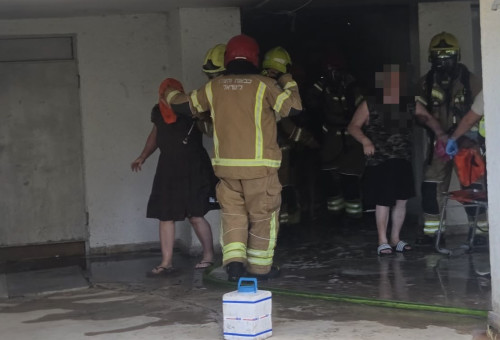 שרפה בבניין מגורים בקריית אתא (צילום: כבאות והצלה לישראל)