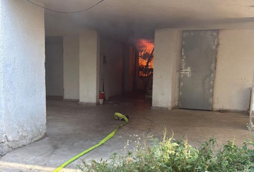 השריפה בבניין בקרית אתא (צילום: כבאות והצלה לישראל)