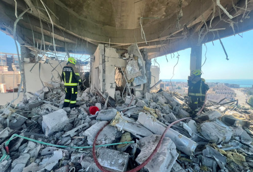 בניין מגורים בבחריין שנפגע בתקיפה האיראנית  (צילום: Bahrain Police Media/Handout via REUTERS)