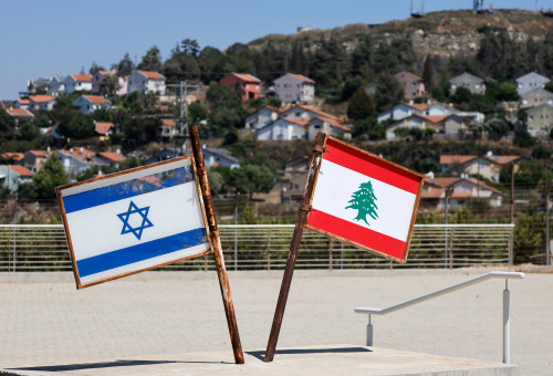 דגלי ישראל ולבנון באתר הנצחה מחוץ למטולה (צילום: רויטרס)