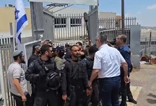 סערה באום אל פאחם כשצבי סוכות הגיע לבקר בבתי הספר (צילום: שימוש חופשי)
