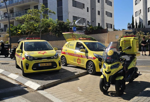 צוותי מד"א בראש העין (צילום: תיעוד מבצעי מד"א)