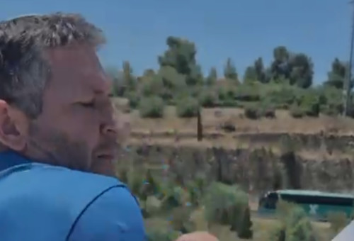  יאיא פינק הסיר שלט והותקף  (צילום: פרטי)