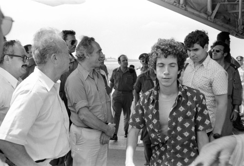 ראש הממשלה יצחק רבין ושר הביטחון פרס מקבלים את פני החטופים שהחזיר צה"ל מאנטבה  (צילום: אורי הרצל צחיק)