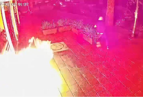רעולי פנים עם קסדות מציתים את בית הקפה "בנדיטה" ברמת גן (צילום: צילום מסך)