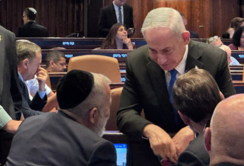 בנימין נתניהו ואריה דרעי במליאת הכנסת (צילום: צילום מסך רשת X)