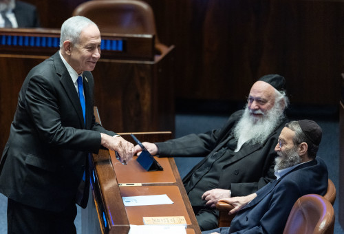 בנימין נתניהו, משה גפני ויצחק גולדקנופף בהצבעה על חוק יסוד לימוד תורה (צילום: יונתן זינדל פלאש 90)