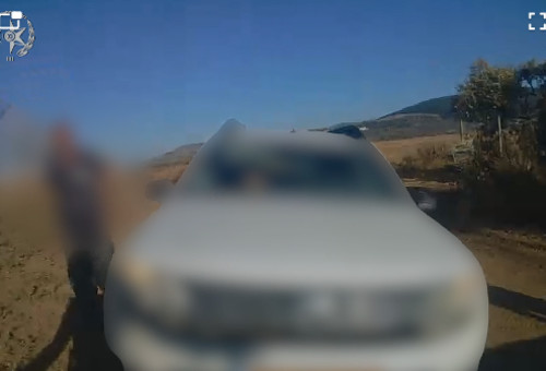 מעצר האב שאיפשר לבנו בן ה-9 לנהוג (צילום: דוברות המשטרה)