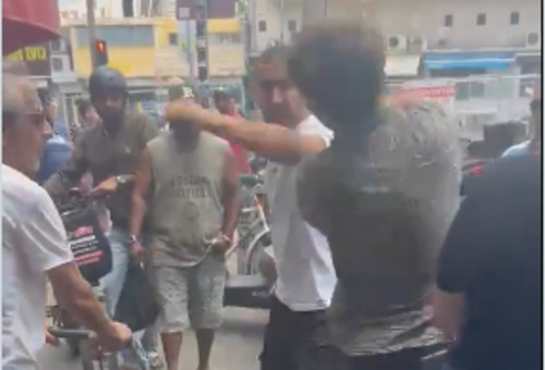 פעילי "הדמוקרטים הצעירים" מותקפים בשוק התקווה (צילום: צילום מסך רשת X)