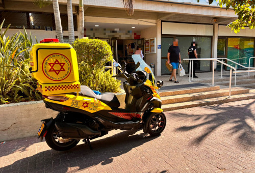 ילד טבע בבריכה ציבורית בחולון (צילום: תיעוד מבצעי מד"א)